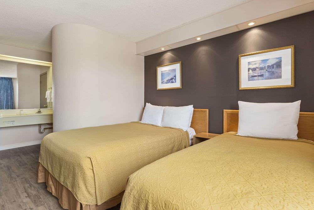 Spark By Hilton Brockville Bagian luar foto